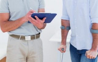 Un salarié en arrêt de travail peut-il continuer ses activités associatives  ?