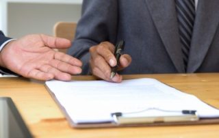 Que devient un cautionnement consenti pour les dettes d’une société absorbée ?