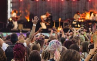 Organisation d’un festival par une association et qualité de commerçant