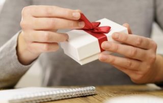 Cadeaux et bons d’achat de fin d’année : quel régime social applicable ?