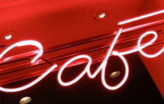 Enseignes lumineuses : il faut les éteindre !
