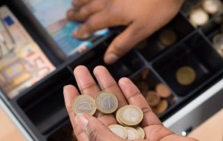 Le retrait d’espèces chez les commerçants est limité