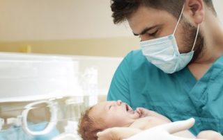 Un congé de paternité plus long en cas d’hospitalisation de l’enfant