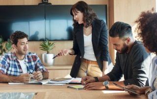 Un directeur d’établissement peut-il représenter les salariés au CSE ?
