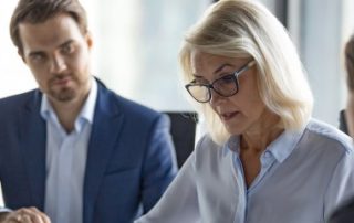 Décès d’un associé d’une SARL : son conjoint devient-il associé ?