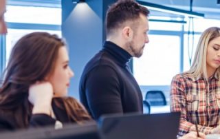 Qui licencie dans le silence des statuts associatifs ?