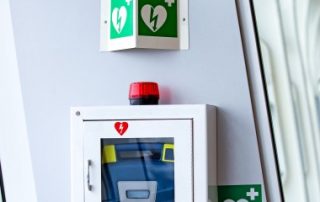 Des défibrillateurs cardiaques dans les lieux recevant du public