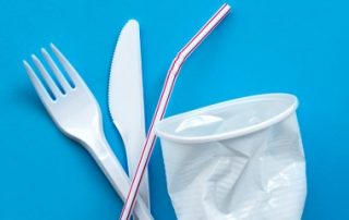 Certains produits en plastique à usage unique sont interdits !