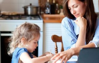 Une nouvelle exigence pour l’activité partielle pour garde d’enfant