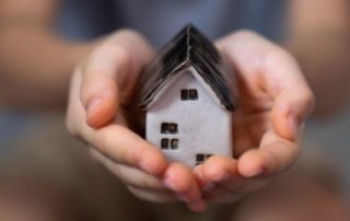 Peut-on faire don du logement de la famille ?