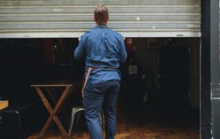 Manquements aux obligations d’un bail commercial et suspension d’une clause résolutoire