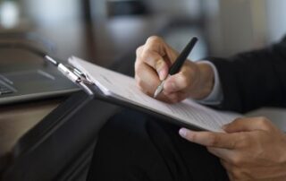 Reprise d’un acte par une société en formation et changement de dénomination sociale